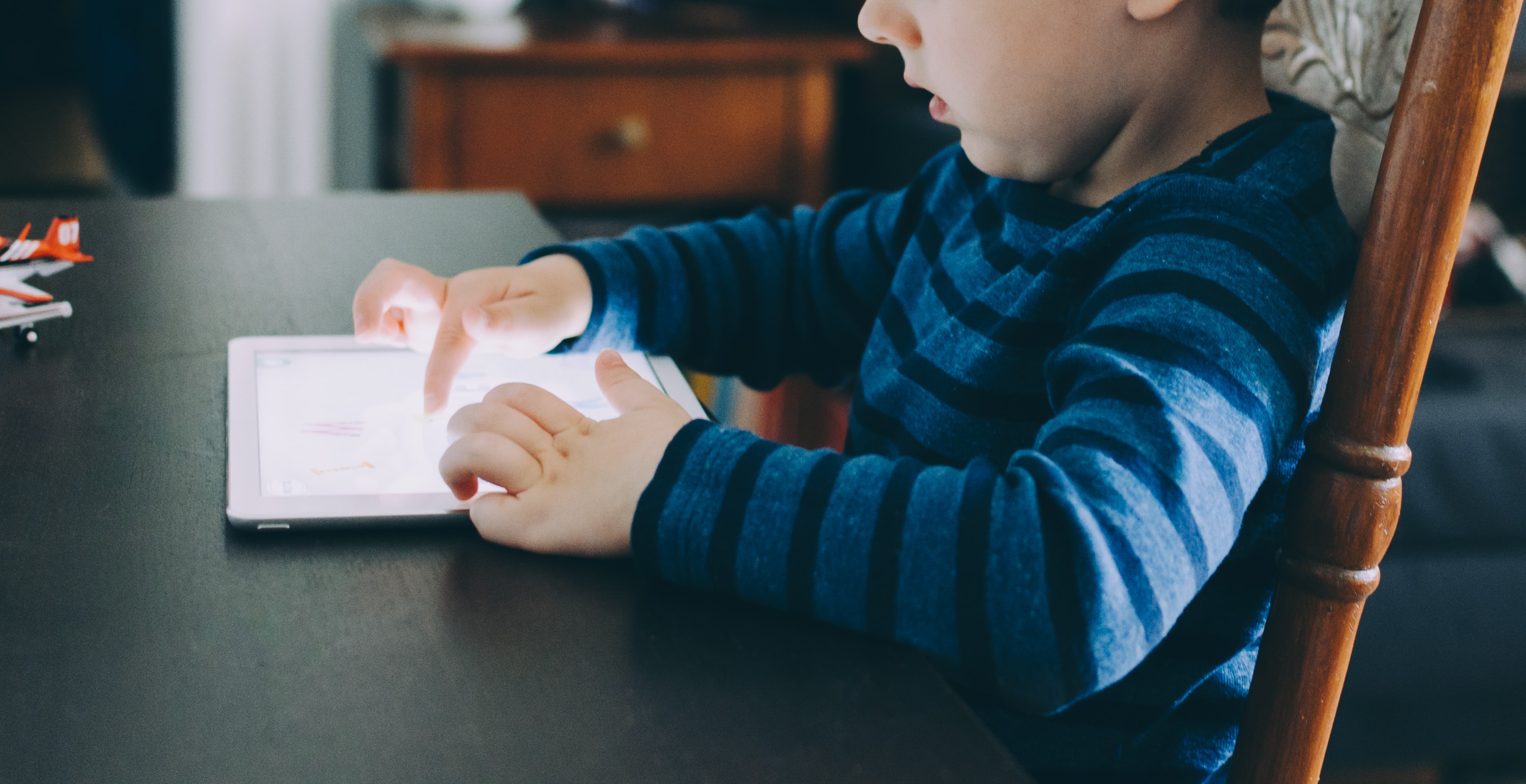 Con scuole chiuse ed i genitori in smart working a causa dell’emergenza Covid-19, i piccoli hanno passato molto tempo tra la Didattica a distanza davanti ad un computer, digital device per giocare e smartphone per mantenere contatti con amici e parenti.